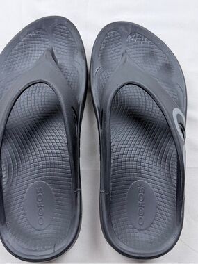 OOFOS Black Cushioned Recovery Thong Sandals